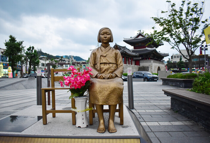 Statue of the Peace Girl 